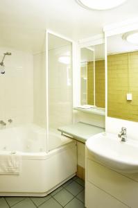 Shamrock Hotel Motel - New Castle Holiday 2