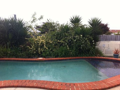 Rose Garden Motel - New Castle Holiday 3