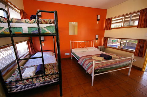 Alice Springs YHA - New Castle Holiday 7