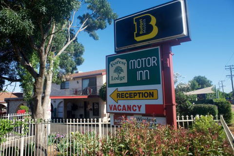Forest Lodge Motor Inn And Restaurant - New Castle Holiday 1