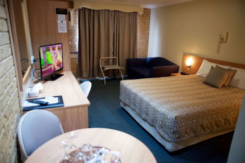 Forest Lodge Motor Inn And Restaurant - New Castle Holiday 3