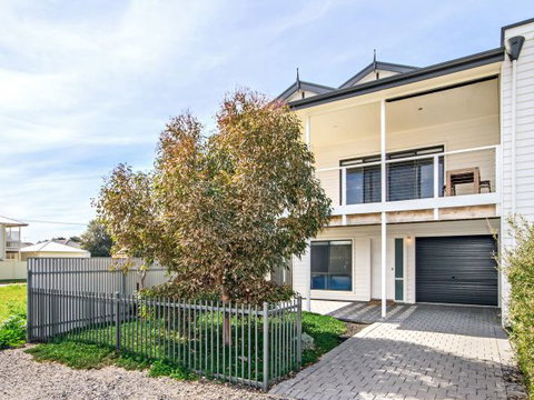 Century 21 SouthCoast: Bayside - New Castle Holiday 1