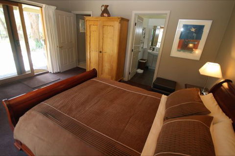 Mirkwood Forest Self-Contained Spa Cottages - New Castle Holiday 3