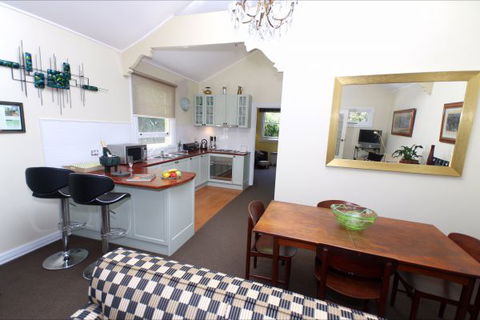 Mirkwood Forest Self-Contained Spa Cottages - New Castle Holiday 7
