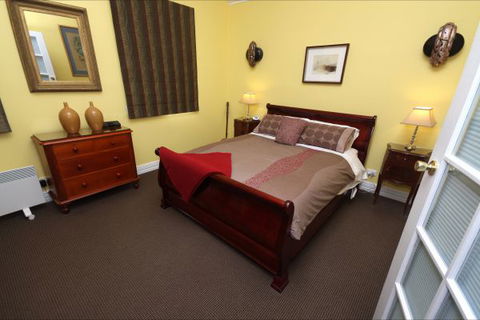 Mirkwood Forest Self-Contained Spa Cottages - New Castle Holiday 8