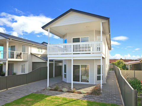 Century 21 SouthCoast: White Caps - New Castle Holiday 0