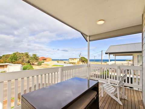 Century 21 SouthCoast: White Caps - New Castle Holiday 3