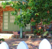 Kalamunda Carriages and Three Gums Cottage - New Castle Holiday