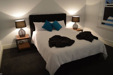 Two Cow Cottage Bed And Breakfast - New Castle Holiday 2