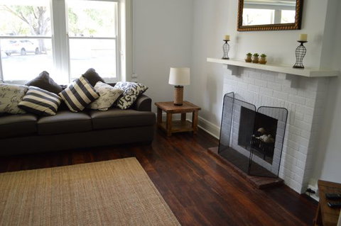 Two Cow Cottage Bed And Breakfast - New Castle Holiday 6