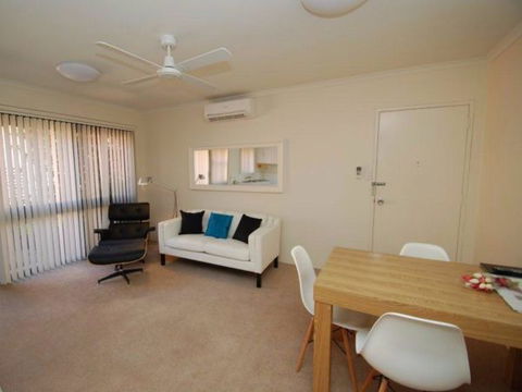 Ovens CBD Apartment 3 - New Castle Holiday 2