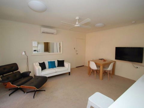 Ovens CBD Apartment 3 - New Castle Holiday 3