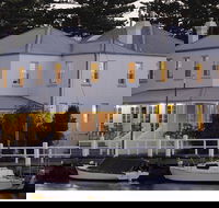 Oscars Waterfront Boutique Hotel - New Castle Holiday