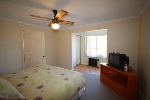 LJ Hooker Goolwa Holiday Rentals - 12 Willmett Road, Goolwa Beach - New Castle Holiday 2