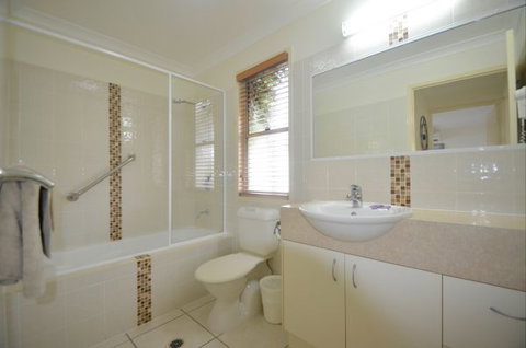 Barney Beach Accommodation - New Castle Holiday 4