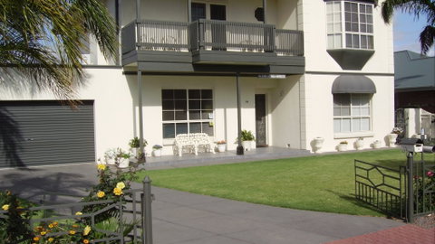Glenelg Sea-Breeze B&B - New Castle Holiday 0