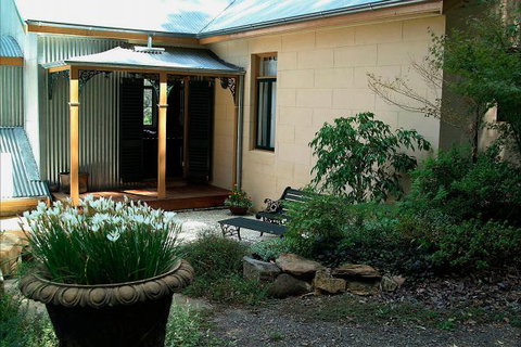 Tizzana Winery Bed And Breakfast - New Castle Holiday 3