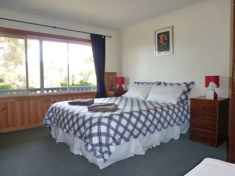 Arties Cottage Accommodation - New Castle Holiday 2