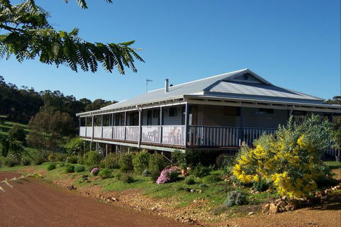 Blue House Bed And Breakfast - New Castle Holiday 0