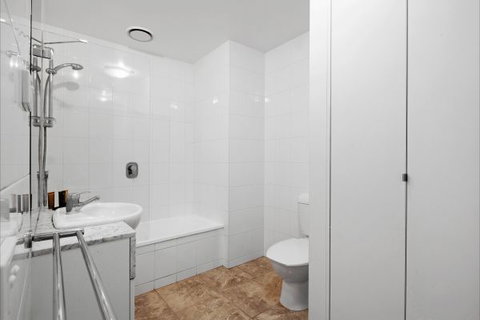 Melbourne Tower Apartment - New Castle Holiday 5