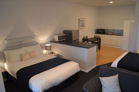 Penguin Seaside Motel - New Castle Holiday 1