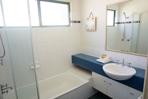 6 Point Lookout Beach Resort - New Castle Holiday 1