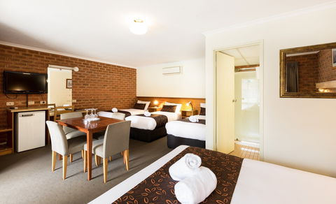 Advance Motel - New Castle Holiday 2
