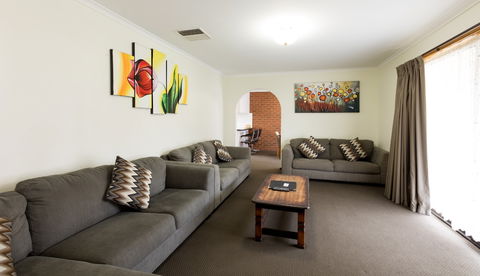 Advance Motel - New Castle Holiday 6