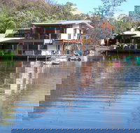 Lakeside Lodge - New Castle Holiday