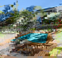 Lakes Waterfront Motel - New Castle Holiday