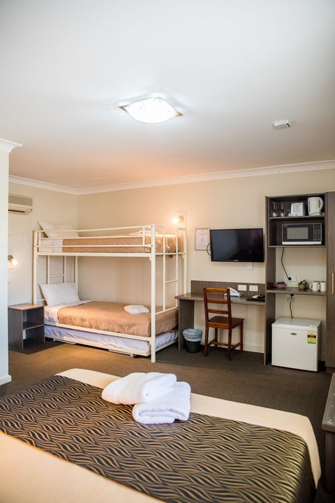 Lilac City Motor Inn And Steakhouse - New Castle Holiday 1