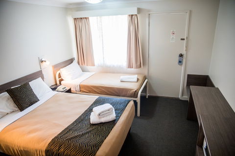 Lilac City Motor Inn And Steakhouse - New Castle Holiday 2