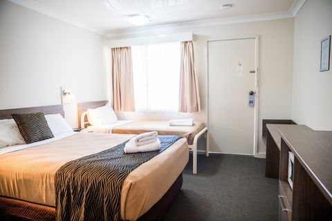 Lilac City Motor Inn And Steakhouse - New Castle Holiday 3