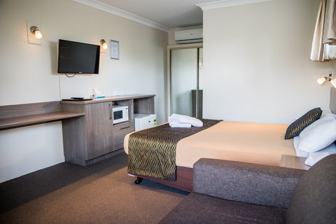 Lilac City Motor Inn And Steakhouse - New Castle Holiday 4