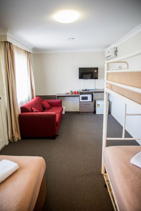 Lilac City Motor Inn And Steakhouse - New Castle Holiday 8