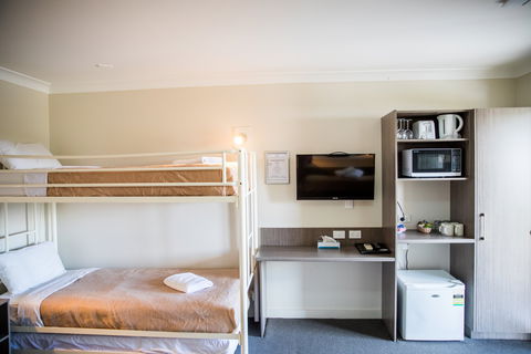 Lilac City Motor Inn And Steakhouse - New Castle Holiday 9