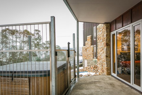 Ropers Alpine Apartments - New Castle Holiday 8