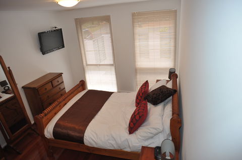 The Pommy Tree Bed And Breakfast - New Castle Holiday 1