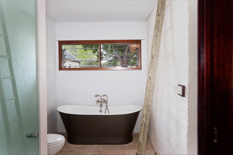 Vine Lodge Heritage Getaway - New Castle Holiday 3