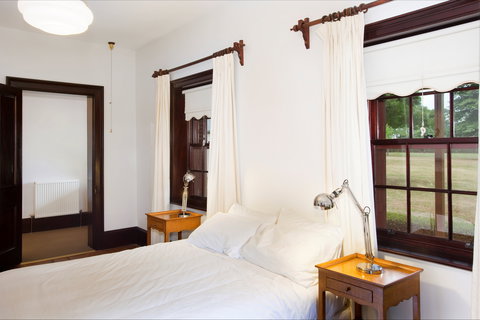 Vine Lodge Heritage Getaway - New Castle Holiday 4