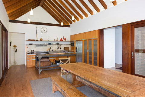 Vine Lodge Heritage Getaway - New Castle Holiday 6