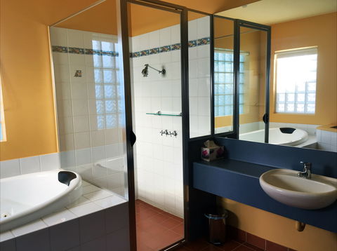 Waves Luxury Suites - New Castle Holiday 4