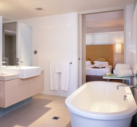 201 Lake Street - New Castle Holiday 6