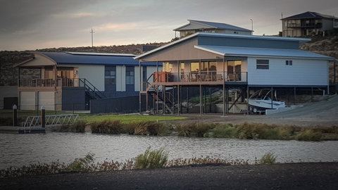 96 Marina Way Mannum Waters - River Shack Rentals - New Castle Holiday 0