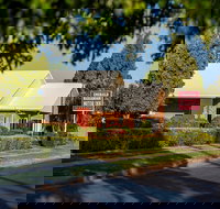 Emerald Maraboon Motor Inn - New Castle Holiday