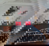 Maison de May Boutique Bed and Breakfast - New Castle Holiday