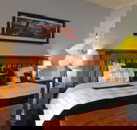 Moore Park Inn - New Castle Holiday