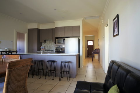 Shamore Apartments - Eleventh Street Mildura - New Castle Holiday 3