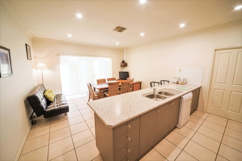 Shamore Apartments - Eleventh Street Mildura - New Castle Holiday 8
