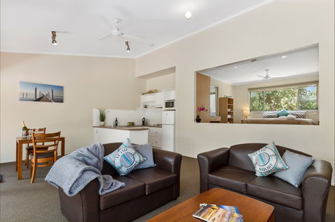 Waterfront Retreat At Wattle Point - New Castle Holiday 5